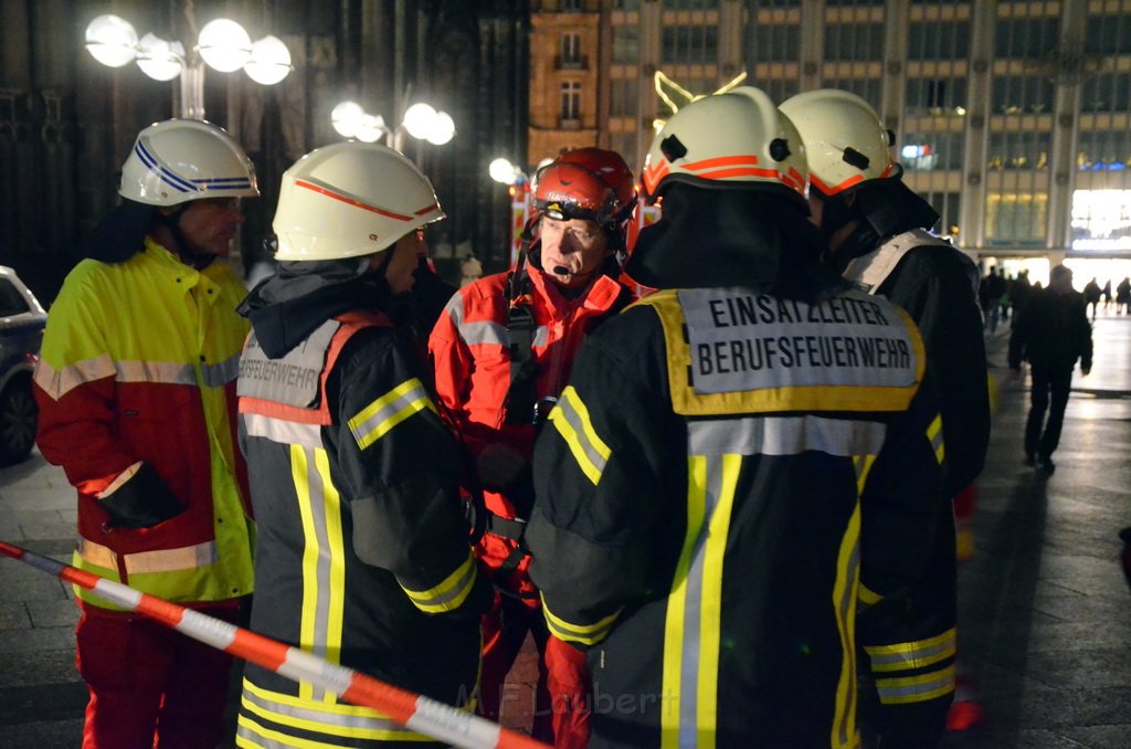 Einsatz BF Aktivisten auf Geruest vom Koelner Dom P097.JPG - Miklos Laubert